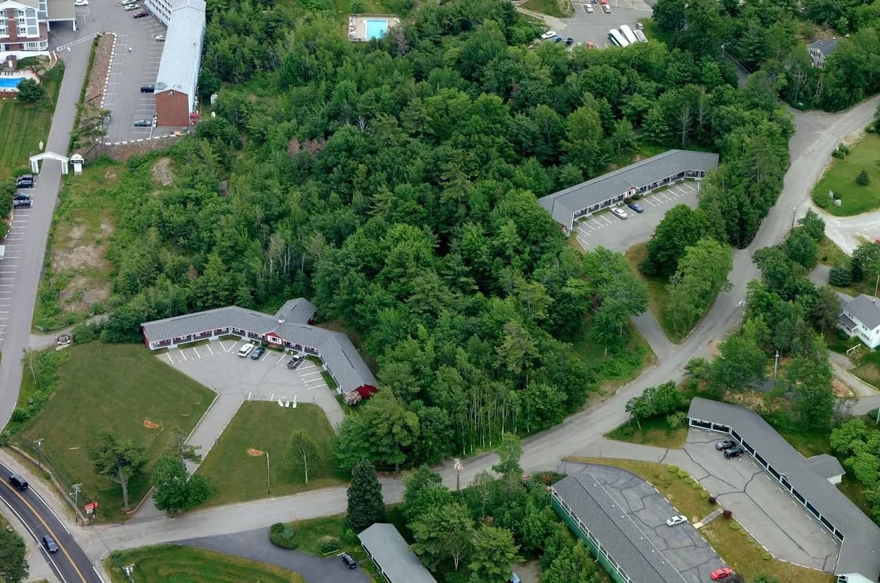 A free seasonal shuttle service to town is available from the Highbrook Motel