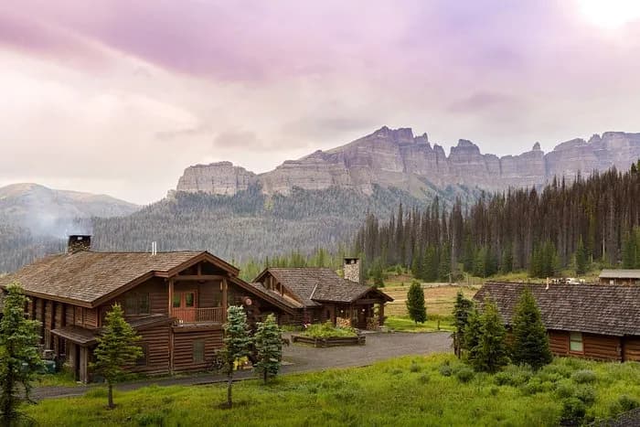 post-17 Places to Stay Near Yellowstone National Park: Top Picks