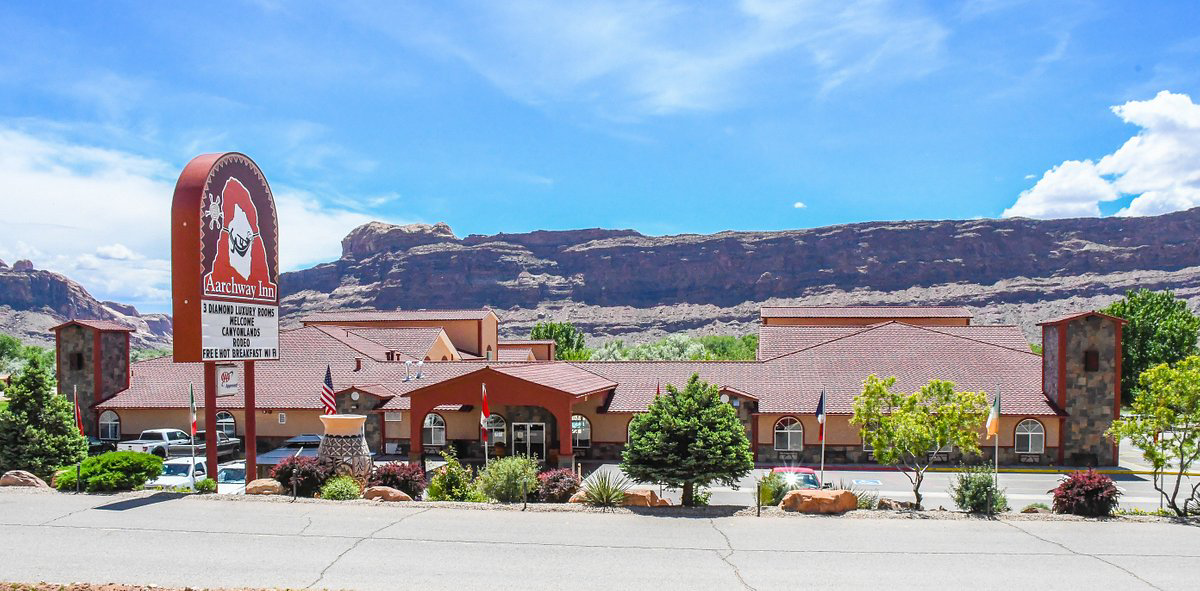 Aarchway Inn offers spacious and modern accommodations with stunning views of the nearby rock formations.