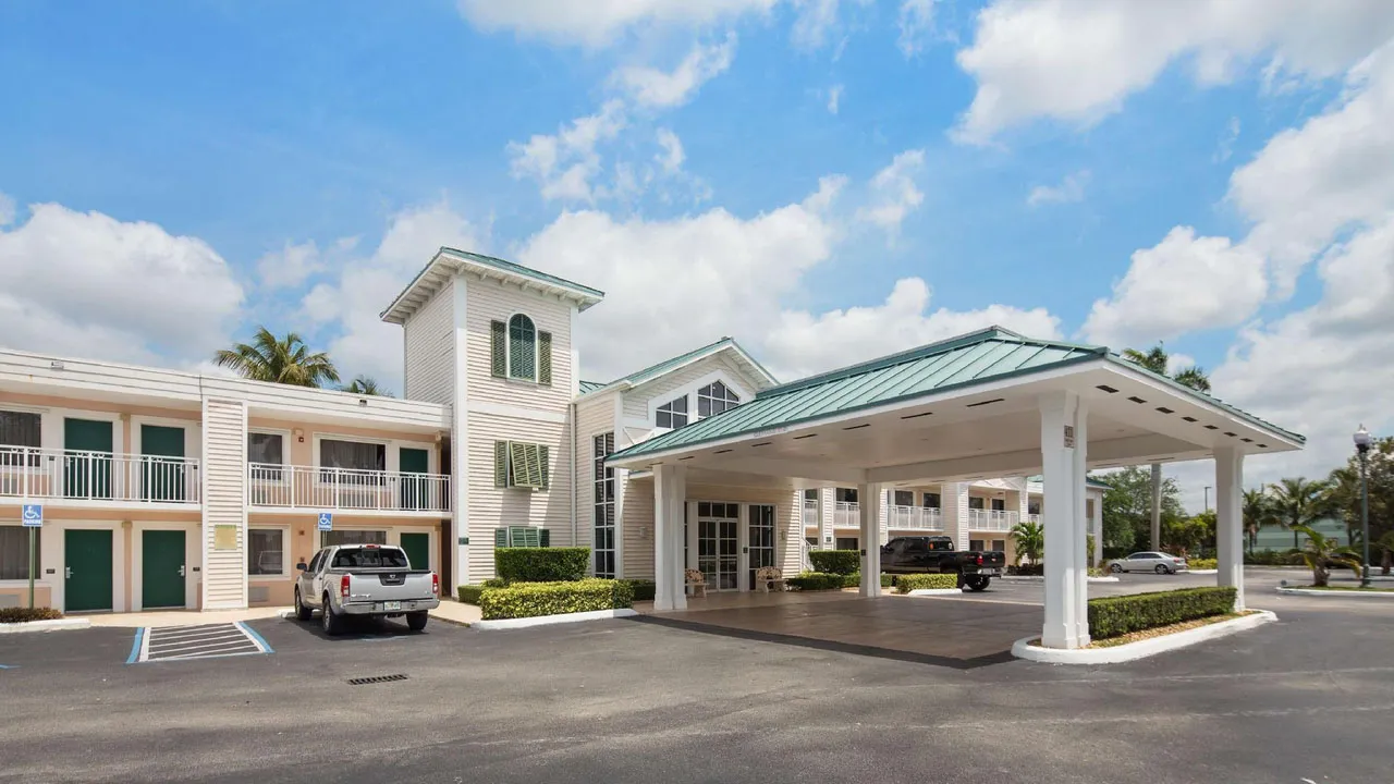 The Fairway Inn offers 160 rooms