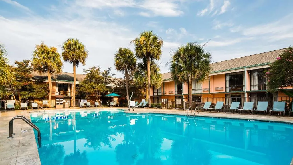 The Best Western Charleston Inn offers a tranquil and cozy environment for all travelers