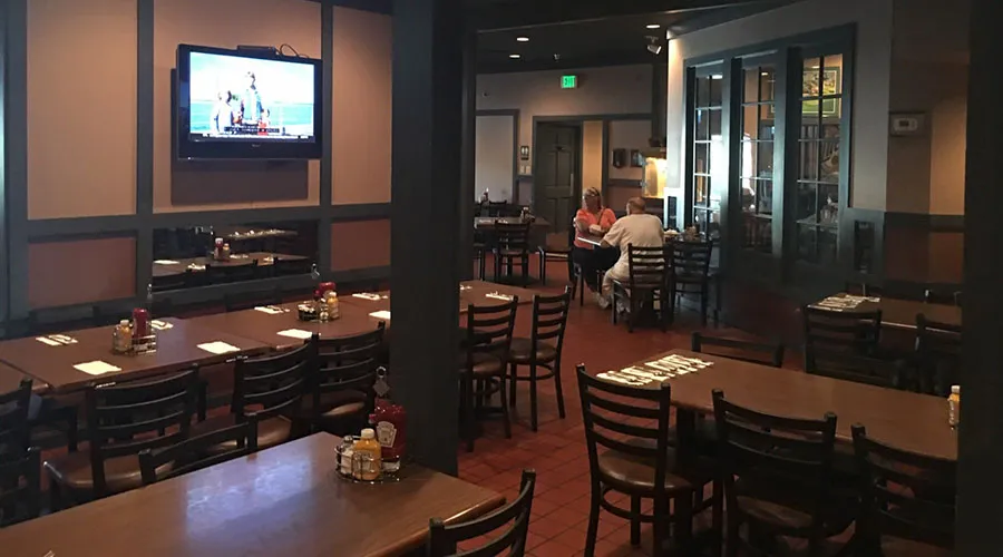 Hollys Restaurant and Pub offers a welcoming atmosphere
