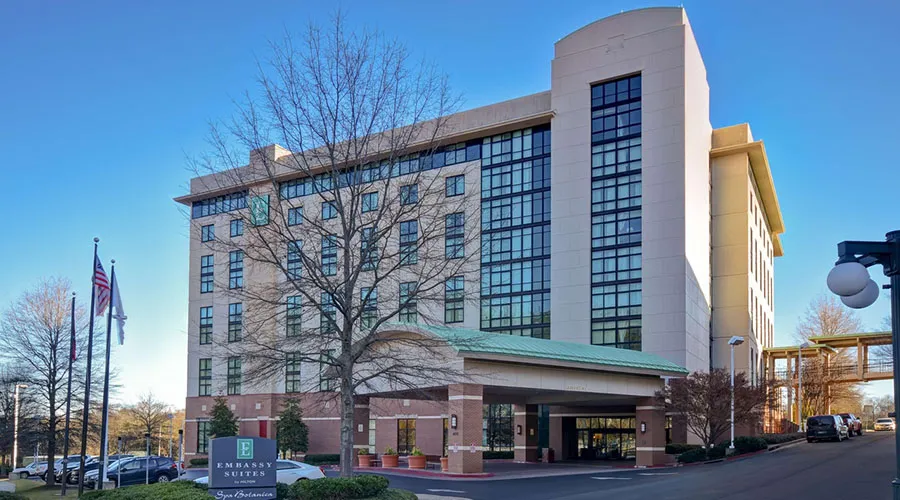 The Embassy Suites by Hilton Hot Springs Hotel & Spa is situated in the Ouachita Mountains, next to Hot Springs National Park