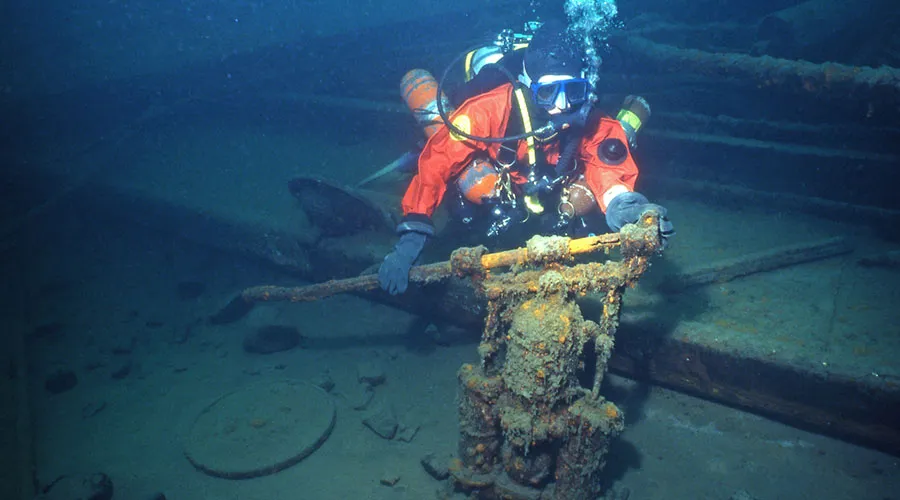 Divers must wear a full wetsuit and it's recommended to use a drysuit due to the chilly waters