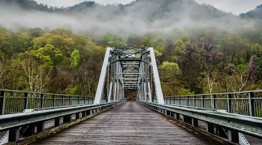 You can navigate roads that alternate between running along the edge of the gorge and following the river