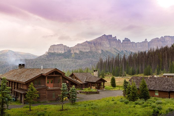 places to stay near yellowstone national park