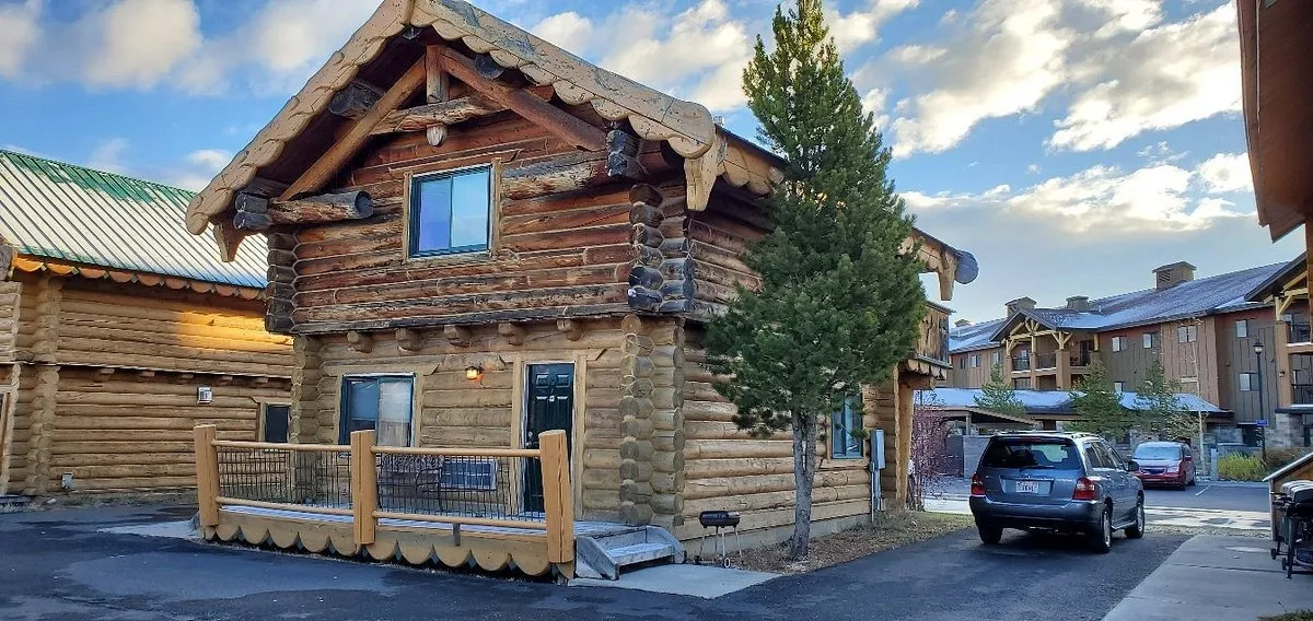 cheap hotels near yellowstone national park