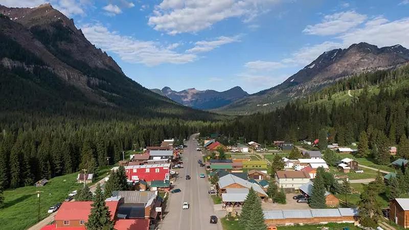 cities near yellowstone national park