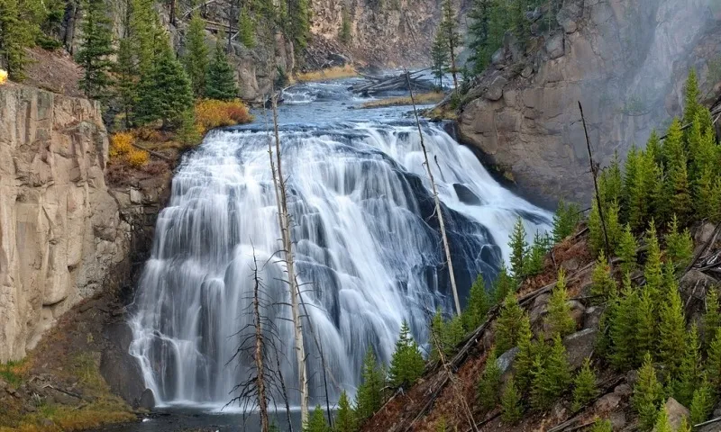 yellowstone national park waterfalls