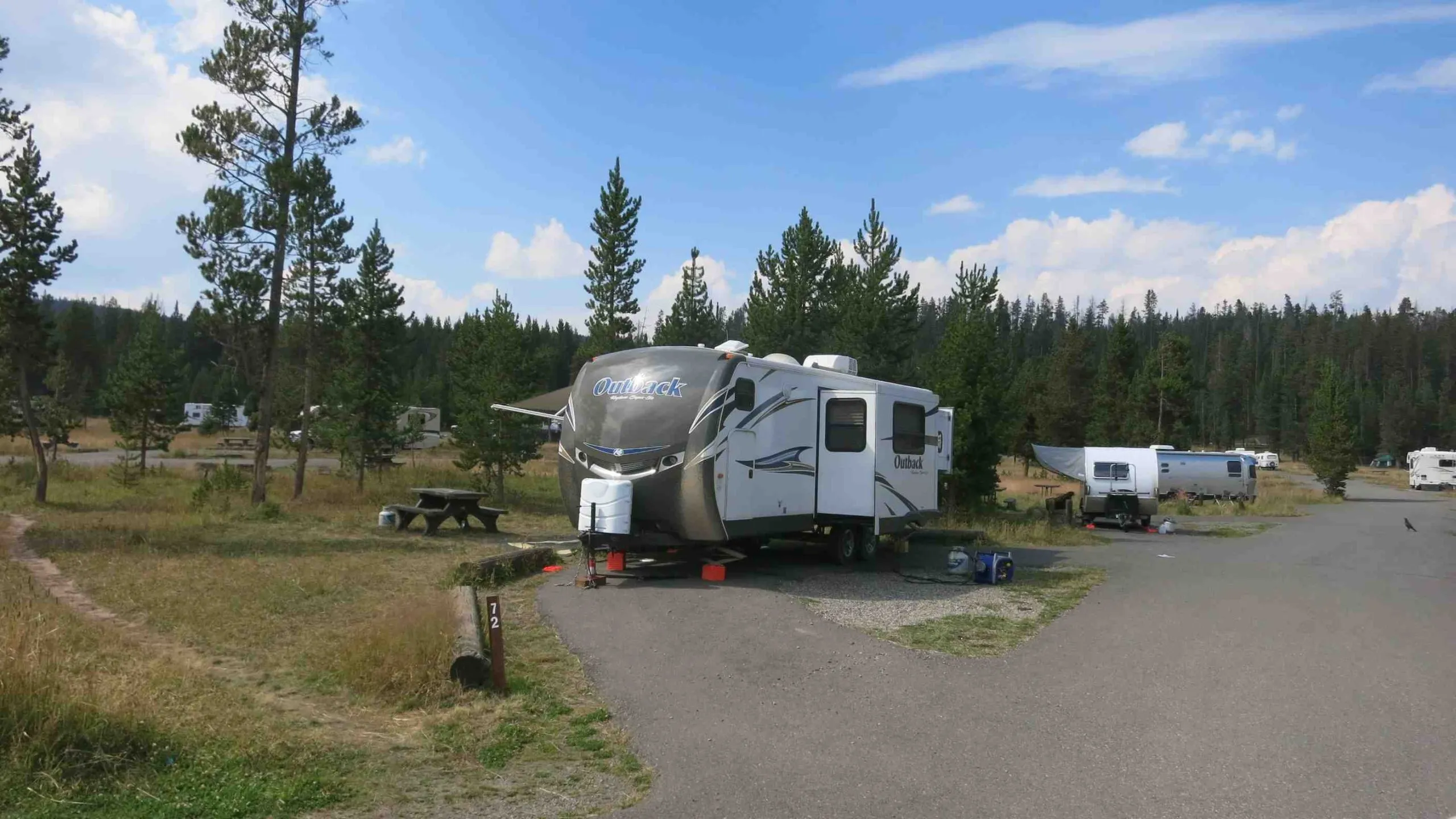 places to stay in yellowstone national park