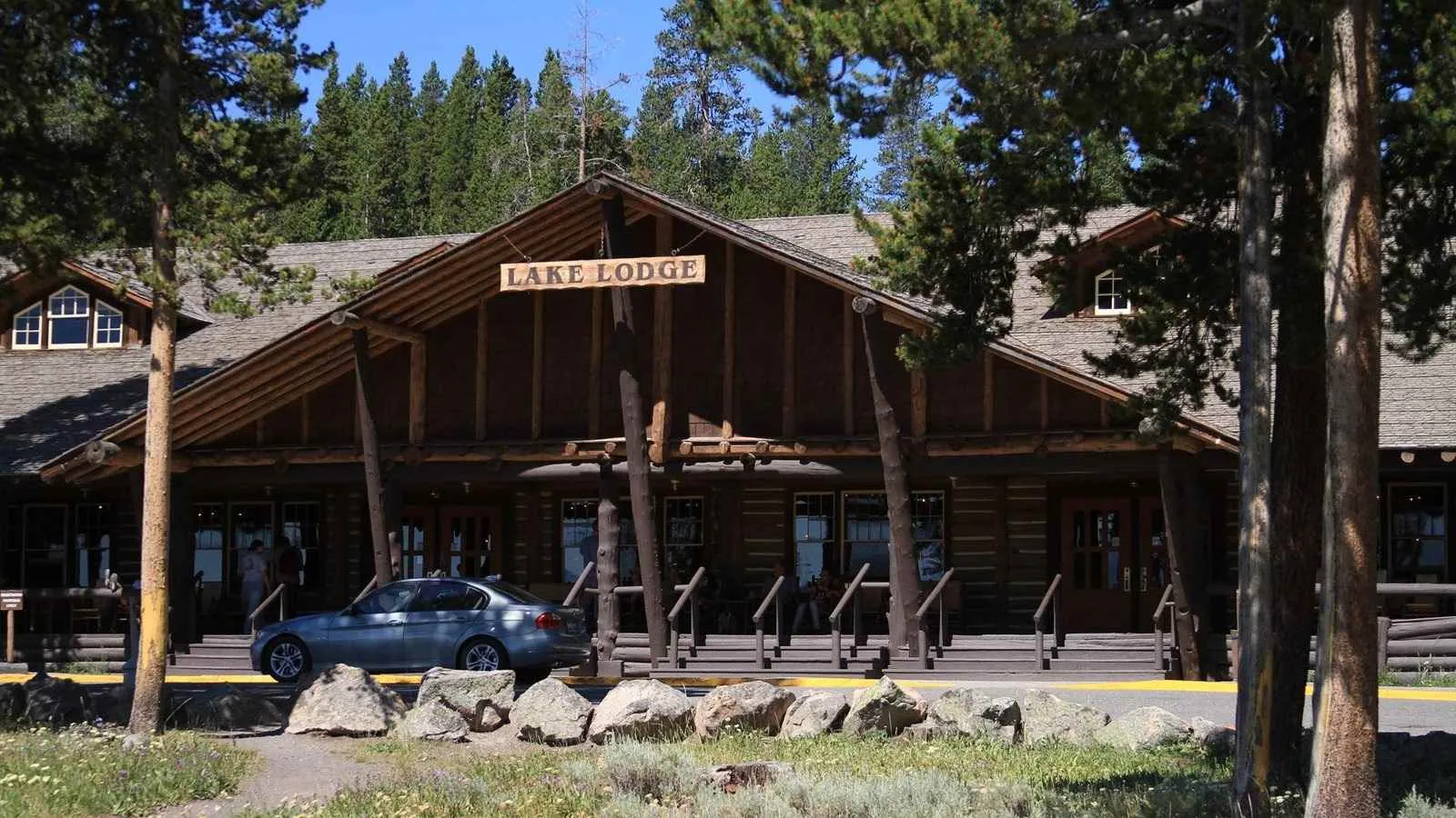 places to stay in yellowstone national park