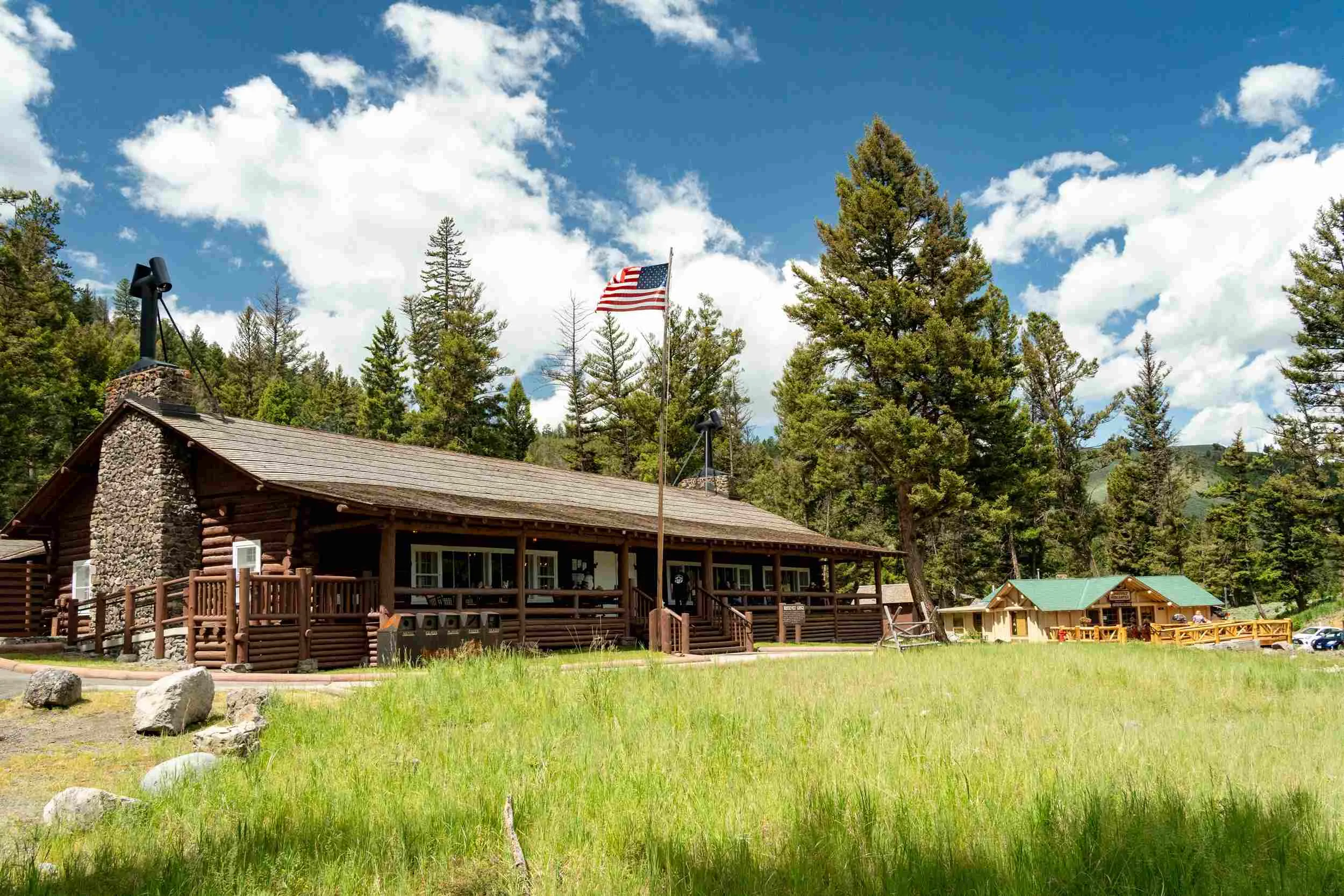 places to stay in yellowstone national park