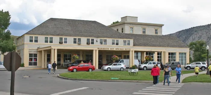 places to stay in yellowstone national park