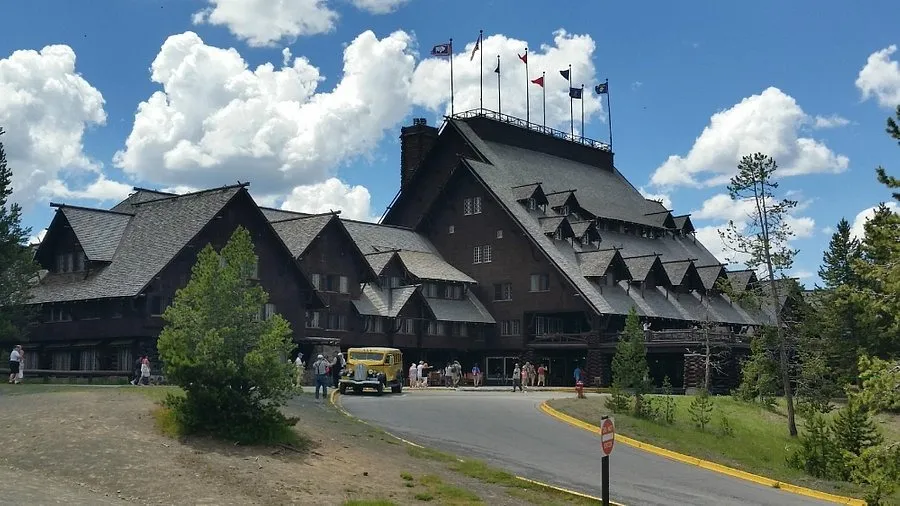 places to stay in yellowstone national park